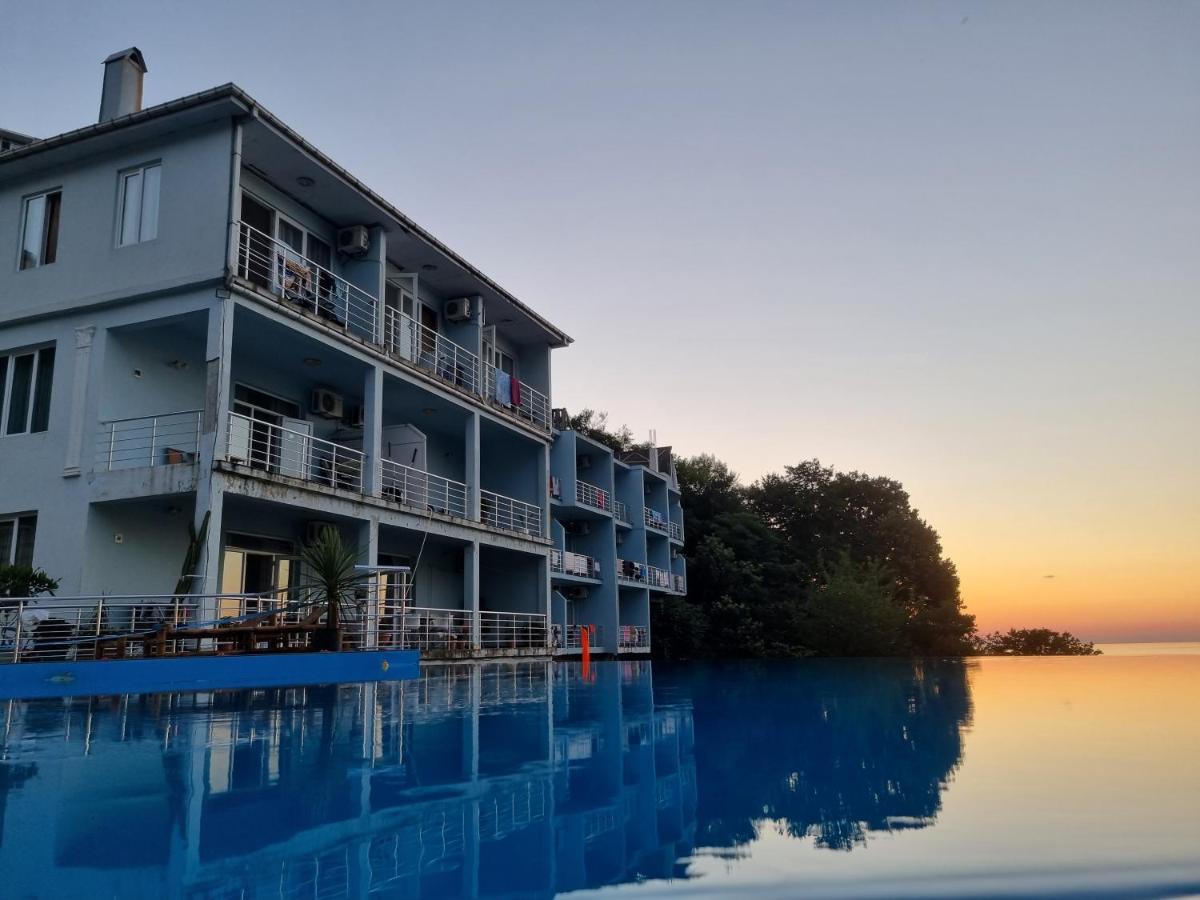 Calypso Kvariati Hotel Esterno foto